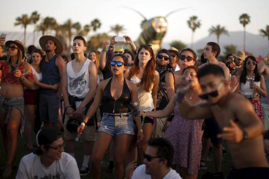 Il festival accoglie ogni anno una marea di persone comuni ma anche di star agghindate hippie